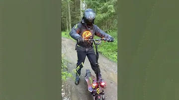 На электросамокате по грязи и лужам!